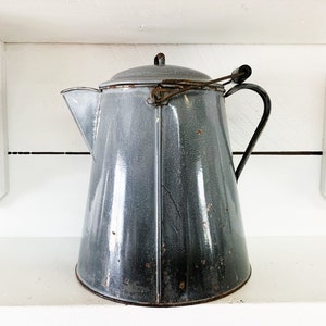 Sehr großer rustikaler Wasserkocher aus Granit, Bauernhausküche, großer grauer Emaille-Wasserkocher mit originalem Deckel, rustikaler Wasserkocher