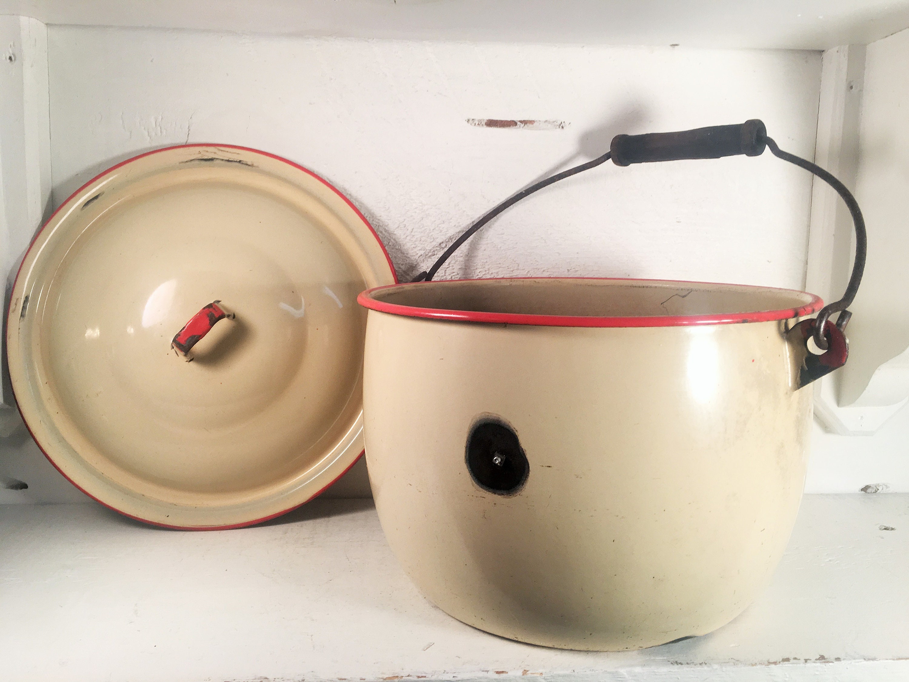 Rustikaler schwerer beige und rot getrimmter Emailleware | Etsy