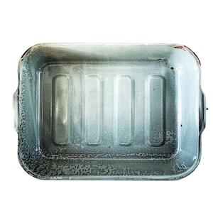 Puede incluir: Una fuente rectangular azul claro con una superficie texturizada y esquinas redondeadas. La fuente tiene una serie de crestas verticales en el interior y pequeñas asas en los lados. Los bordes muestran signos de desgaste.