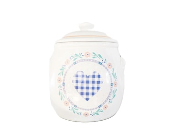 Grande barattolo per biscotti in ceramica bianca in stile rustico con decorazione a cuori a quadretti.