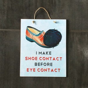 Cartello dal design greco "I Make Shoe Contact Before Eye Contact", cartello in legno con citazione, stampa greca, Tsarouchi