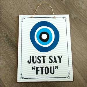 Segno Evil Eye Just Say Ftou, regalo di inaugurazione della casa, cartello in legno con citazione, design greco antico