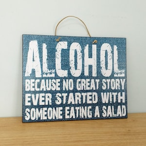 Getränkeschild für Bar bei Hochzeit Alkohol - weil keine große Geschichte jemals mit jemandem begann, der einen Salat isst, Holzschild mit Zitat
