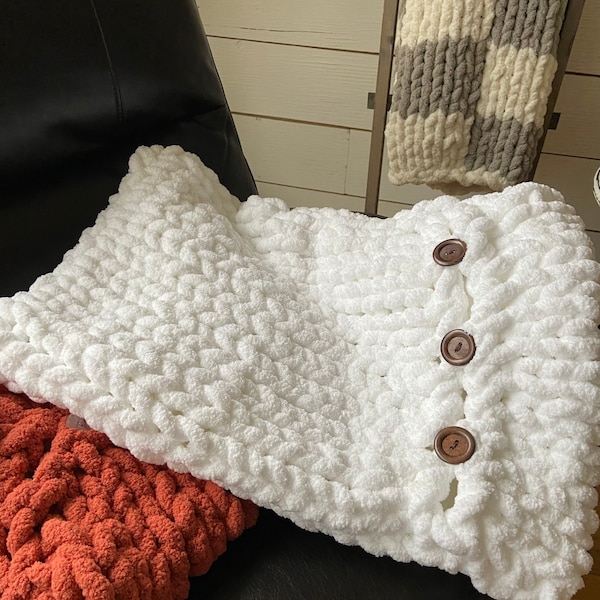 Standard size bed pillow cover, chunky yarn, buttons for easy removal for washing. Chunky yarn decor, farmhouse