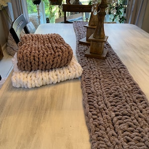 Table Runner. Unique Chunky Yarn Handmade. Perfect for dining/kitchen table. Accent décor for any holiday. Spruce up any room!
