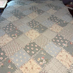Patchwork-täcke i vintagestil i lantlig stil, blandade blommor, salviagröna rutor, king size