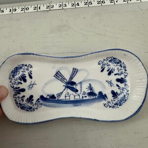Op de afbeelding: Een set van drie keramische mokken met een gespikkelde, matte afwerking. De mokken zijn in crème, lichtgrijs en donkergrijs. Elke mok heeft een eenvoudig, minimalistisch ontwerp en een afgeronde handgreep.