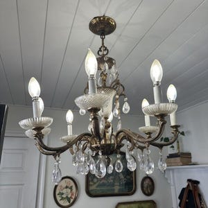 Antique Brass Chrystal Hollywood Regency Pinapple 8 Arm Chandelier 24” X 18”