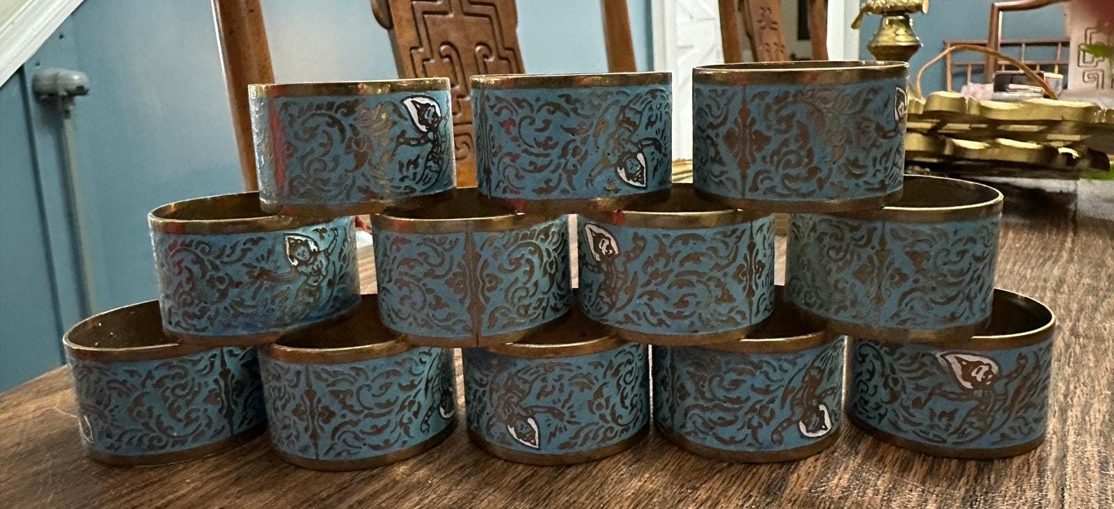 Deux ronds de serviette en métal à décor floral en cloisonné - Lot 53