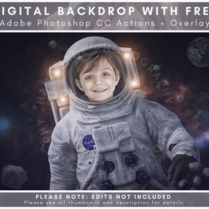 Puede incluir: Un telón de fondo digital con un niño pequeño vestido de astronauta en un entorno espacial. El fondo es azul oscuro con estrellas y planetas. El niño sonríe y mira a la cámara. El texto "DIGITAL BACKDROP WITH FREE Adobe Photoshop CC Actions + Overlay" está en la parte superior de la imagen. El texto "PLEASE NOTE: EDITS NOT INCLUDED Please see all thumbnails and description for details" está en la parte inferior de la imagen.
