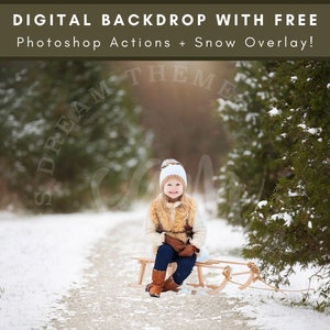 Könnte beinhalten: Ein junges Mädchen mit einer weißen Strickmütze mit Bommel sitzt auf einem Holzschlitten in einer verschneiten Waldlandschaft. Das Mädchen lächelt und schaut in die Kamera. Die Bäume sind mit Schnee bedeckt und ein Weg führt durch den Wald.