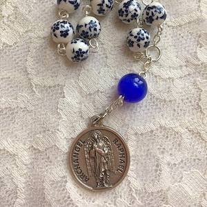 St. Raphael der Erzengel Single Decade Rosenkranz, Blaue Keramikblumenperle Erzengel Raphael Taschen-Rosenkranz, St. Raphael Silber-Rosenkranz