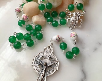 Grön jade Sankt Patricks rosenkrans, blommig Sankt Patricks rosenkrans, irländsk sankt rosenkrans, keltisk rosenkrans, keltiskt korsrosenkrans, mittpunktsdekoration av klöver