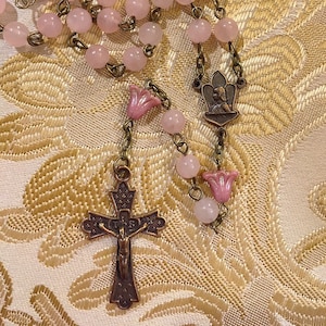 Rosario de Santa Juana de Arco en bronce con cuentas de cuarzo rosa y lirios de cristal checo. Rosario francés vintage con flores rosas. Rosario femenino con flor de lis.