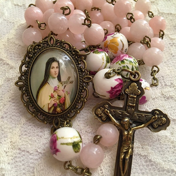 Bronce hecho a mano St. Thérèse Pink Jade & Floral Bead Rosario, Pink Porcelain Rose Flower Beads, Ornate Cameo Center, Catholic Sacramental