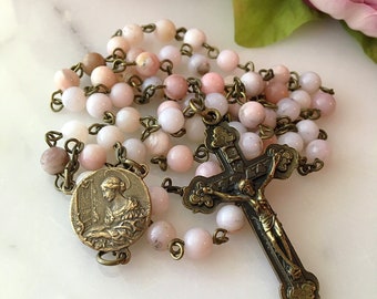 Handgefertigter rosafarbener Opal-Rosenkranz aus Bronze der heiligen Cäcilia, traditioneller katholischer Damen-Rosenkranz im Vintage-Stil, Schutzpatronin der Sänger und Musiker