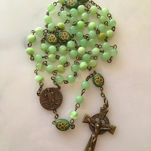 Rosario de San Patricio de bronce hecho a mano, con cuentas de calcita verde y trébol, crucifijo celta vintage irlandés para el Día de San Patricio.