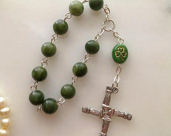 Puede incluir: Cuentas de rosario de piedra verde con un dije de cruz celta y una cuenta de trébol verde.