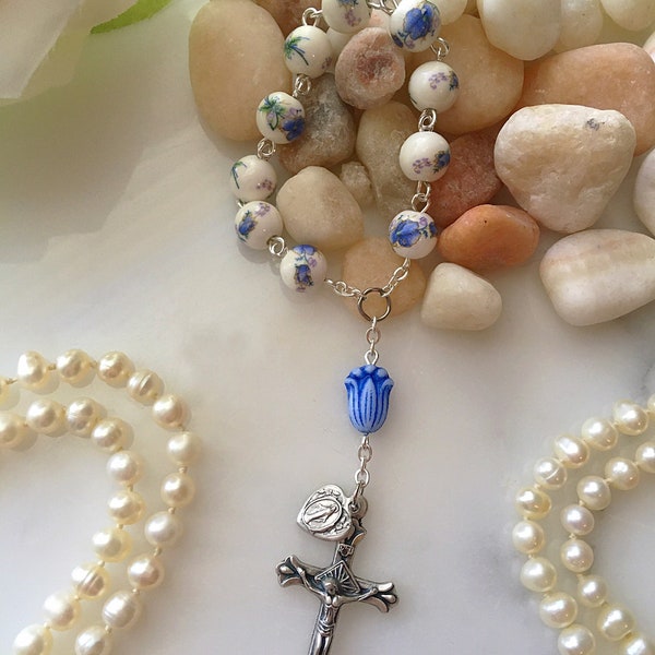 Blue Floral Single Decade Rosary, Chinoiserie Rosary, Blue & White Ceramic Flower Bead Rosary, Czech Glass Rosary, Pocket Rosary
