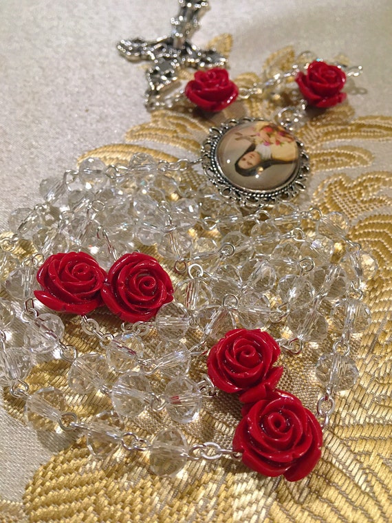 手作りのリスイエックスの聖テレーズのクリスタルと赤いバラのロザリオ