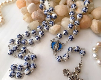 Rosario con perline in ceramica floreale blu e bianco, rosario cineserie in porcellana della Vergine Maria al centro del cuore, rosario di fiori blu fatto a mano in stile vintage