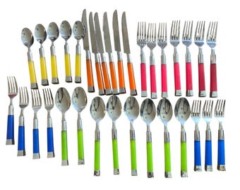 Juego de cubiertos vintage multicolor de 33 piezas, acero inoxidable con mangos de acrílico llamativos.
