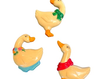 Vtg Lote de 3 patos de plástico multicolores con accesorios para el cuello Imanes de refrigerador