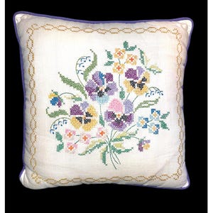 Coussin décoratif floral fait main au point de croix 14" carré en coton et lin passepoil violet