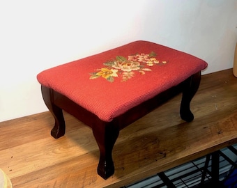 Taburete vintage de madera con patas cabriolé y bordado floral, estilo cottagecore, estilo abuela chic.