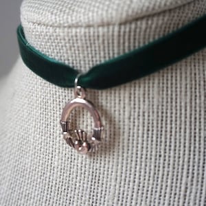 Collier ras de cou Claddagh, tour de cou en velours vert, tour de cou en velours avec breloque, collier irlandais, Saint-Patrick, cadeau pour elle, collier tendance