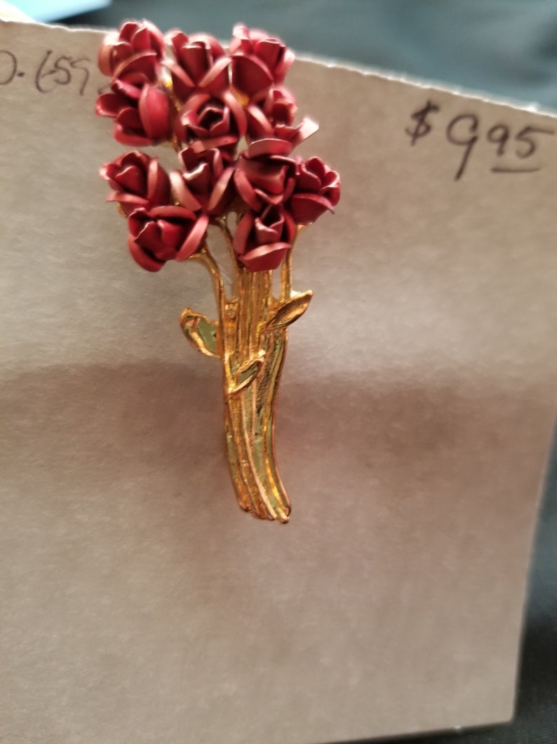 Brooch gold with red rose bunch