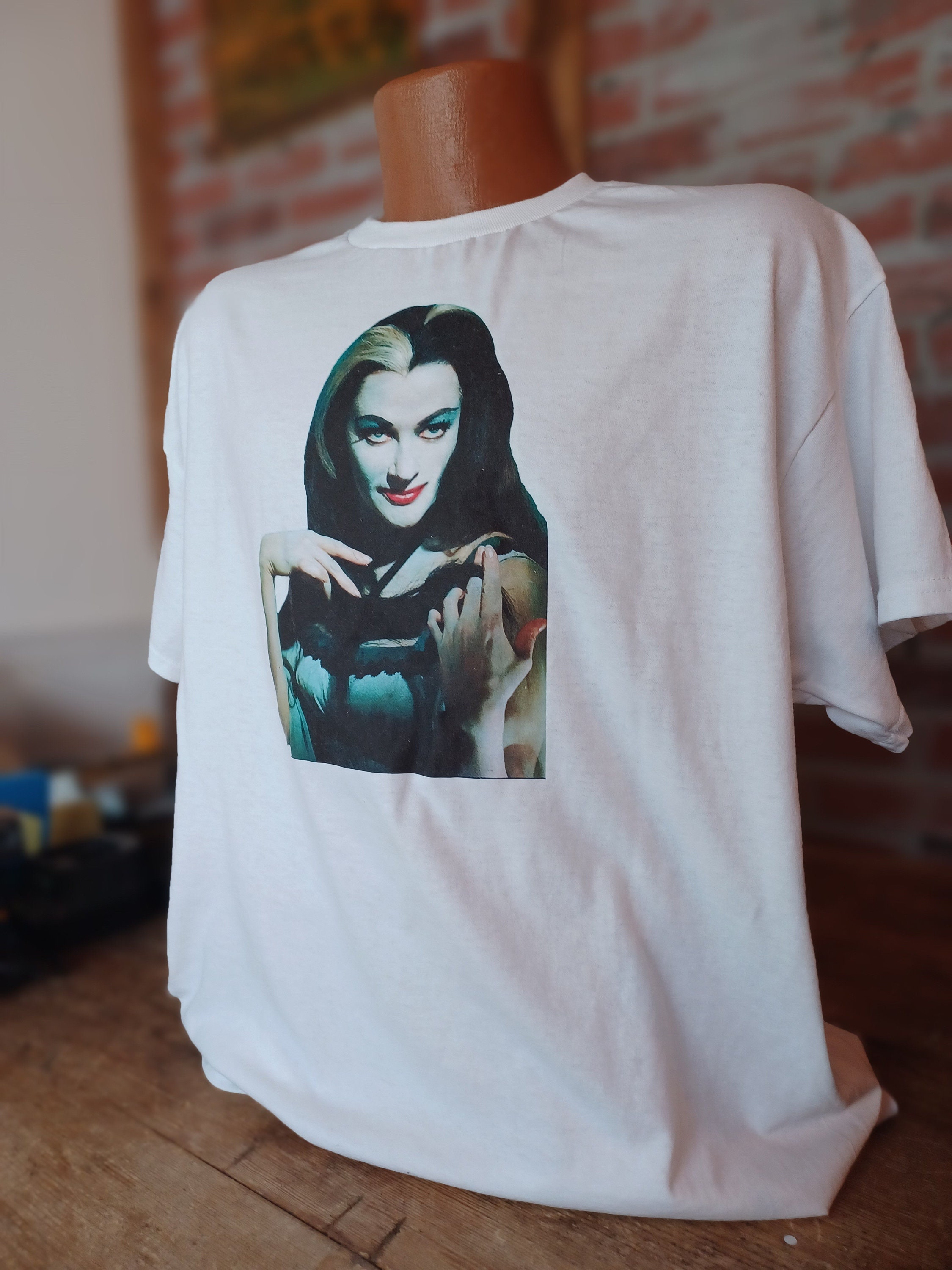 T-shirt Lily Munster - Film D'horreur Années 80 - Gildan 5000 - Couleurs Multiples - Tailles S à 5XL - Neuf Avec étiquettes