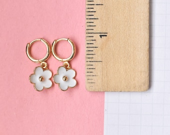 White Daisy Flower Charm Hoop Earrings: Retro Gold Tone Hoops
