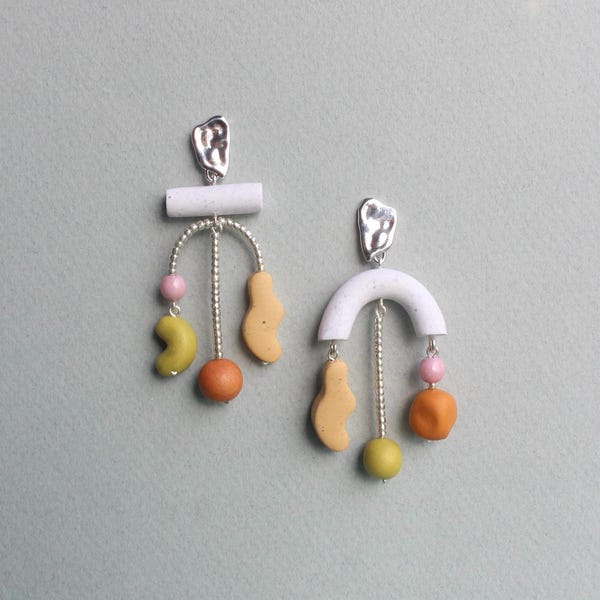 Pendientes asimétricos móviles de arcilla polimérica Pendientes desparejados de colores Pendientes geométricos abstractos Pendientes únicos