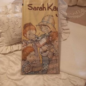Direttamente dalla Germania,RARO grembiule plastificato anni 80 ,ancora in blister,PER BAMBINI, di Sarah Kay,per collezionisti del vintage