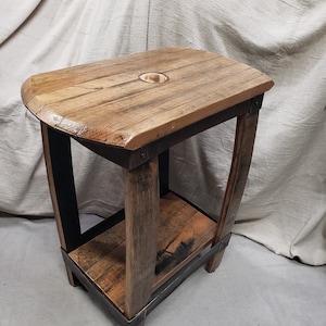 Pu&ograve; includere: Un tavolino rustico in legno con piano rettangolare e ripiano inferiore. Il tavolo &egrave; costruito con legno di recupero con venature a vista e finitura naturale. Il telaio &egrave; in metallo scuro. Il tavolo misura circa 61 cm di altezza.