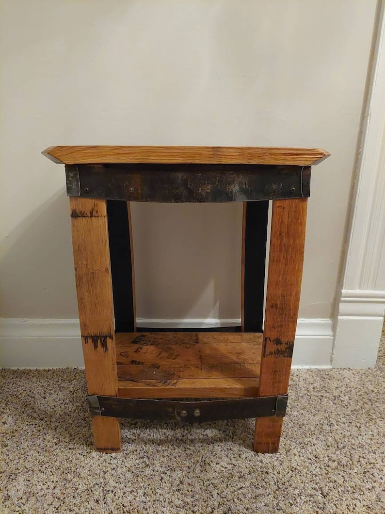 Pu&ograve; includere: Un tavolino rustico in legno con piano rettangolare e ripiano inferiore. Il tavolo &egrave; costruito con legno di recupero e presenta fasce metalliche di rinforzo. Le tonalit&agrave; naturali del legno e le venature a vista ne esaltano il fascino.