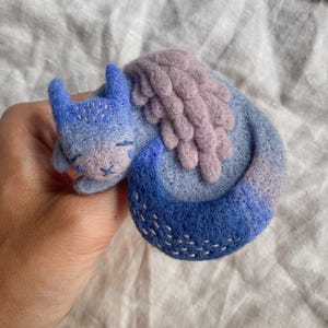 Broche dragon feutrée à l'aiguille - créature fantastique bleu et lavande - cadeau broche en laine - bijoux en feutre doux - jolie épingle dragon endormie