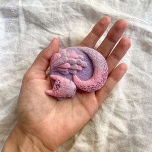 Broche dragon rose feutrée à l'aiguille - créature fantastique endormie en rose pâle et violet - cadeau de bijoux en laine fait main