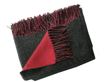 Omkeerbare 100% baby-alpaca geweven deken ~ Dk grijs / rood