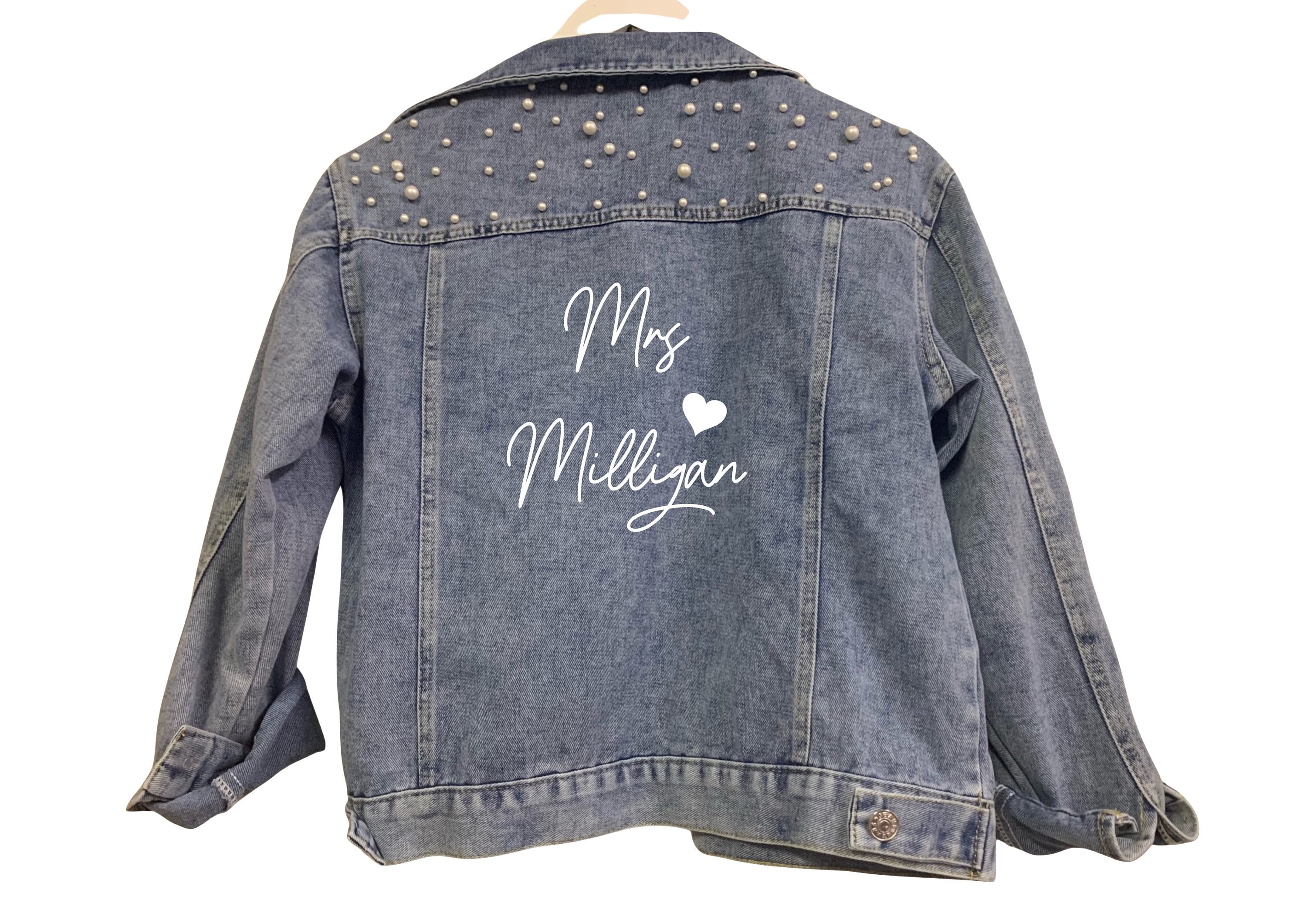 Gepersonaliseerde mevrouw (uw naam) print bruiloft bruids denim jas met parelmoer detail en hart ontwerp