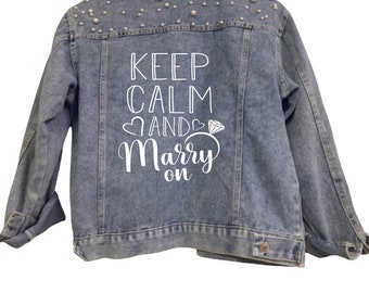 Keep calm and marry on print Hochzeit Braut Verlobung Henne Junggesellinnenabzug Jeansjacke mit Perlendetail und Ringdesign