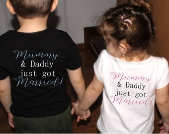 Mama & Papa frisch verheiratet unisex Hochzeit Kinder weißes T-Shirt Rückendruck Design - schwarz oder weiß, Eltern Hochzeit