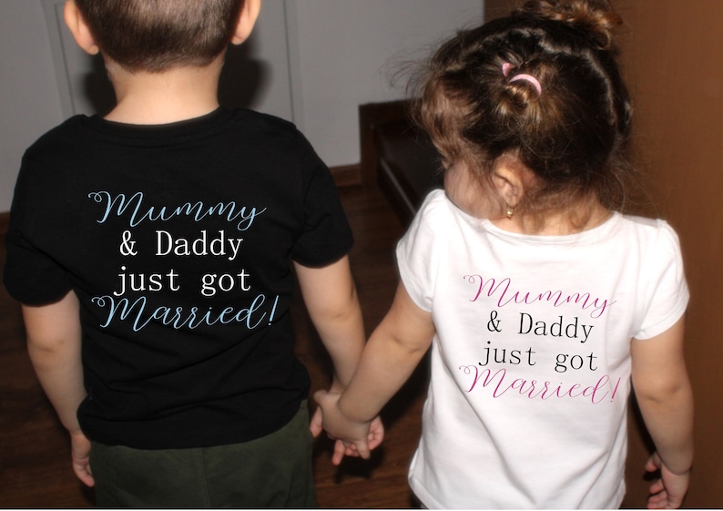 Maman et papa viennent de se marier unisexe fête de mariage enfants t-shirt blanc imprimé au dos noir ou blanc, mariage des parents image 1