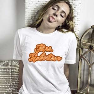 T-shirt della sposa della signora, T-shirt della sposa, nome personalizzato personalizzato, camicia retrò, ispirato al vintage, Groovy, hippy, regalo, outfit per la luna di miele all&#39;aeroporto