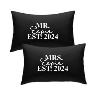 Personalisiertes Paar Mr Mrs / Mr Mr / Mrs Mrs Mrs Ihr Nachname und Jahr est. hergestellt Kissenbezug Paar - Hochzeit Verlobung Jahrestag - Schwarz
