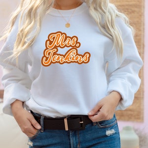 Maglione Mrs. Bride, felpa, nome personalizzato, maglietta retrò, ispirazione vintage, alla moda, hippy, regalo, abito da aeroporto per la luna di miele