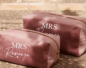 Personalised bride Mrs your name keepsake gift Velvet toiletry/accessory case