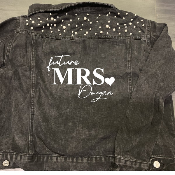 Futur personnalisé Mme (votre nom) imprimé mariage fiançailles mariée poule bachelorette veste en jean avec détail perle et coeur design noir