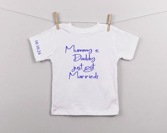 Mama en papa zijn net getrouwd unisex bruiloft kinder wit t-shirt terug print ontwerp - zwart of wit, ouders bruiloft